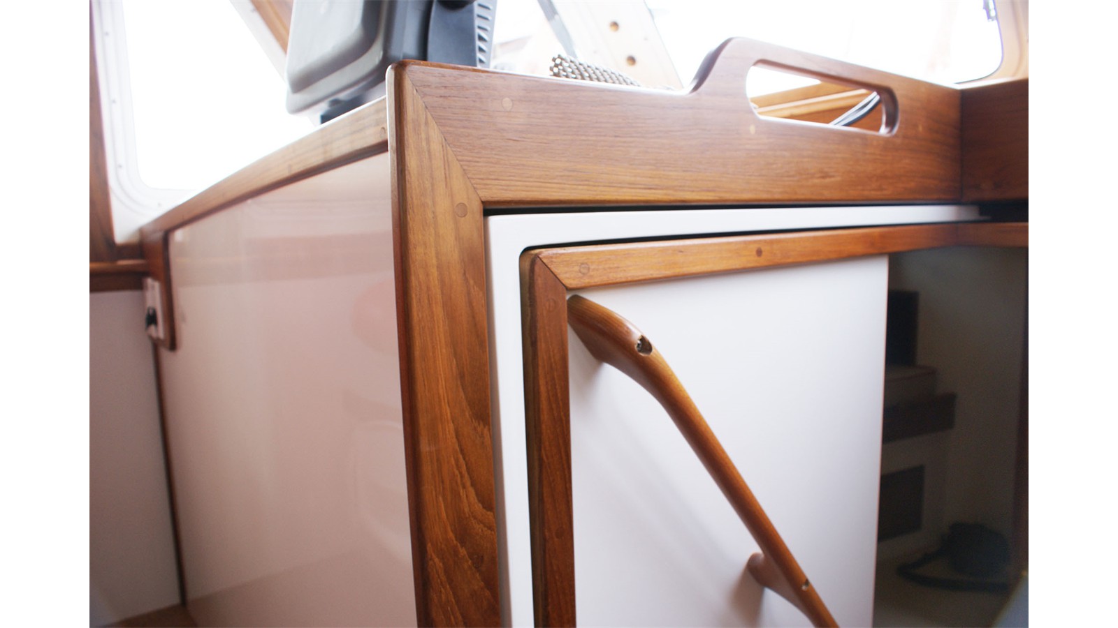 COMPANIONWAY-PRIVACY HATCH STOWED