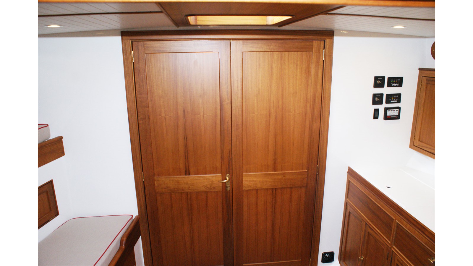 HEAD-DOORS CLOSED