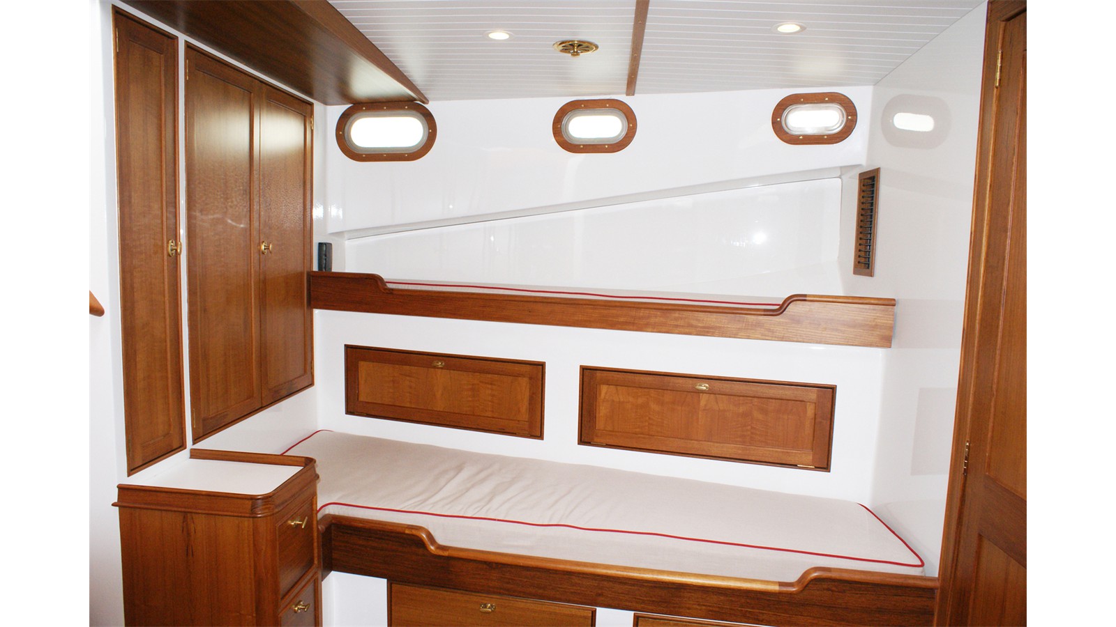 SETTEE WITH SLIDE-OUT PILOT BERTH